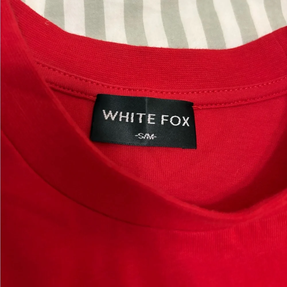White Fox Red Oversized Tee! - Picture 3 of 3